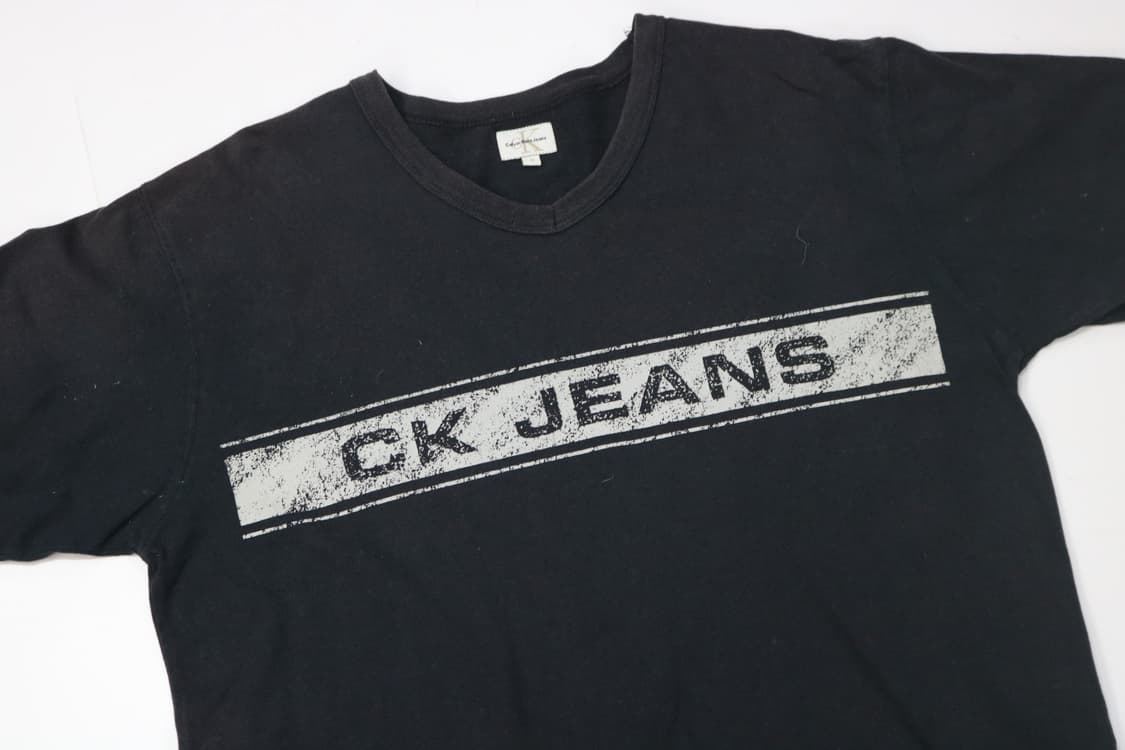 캘빈클라인 진 빈티지 크랙 로고 블랙 브이넥 반팔 티셔츠 상품이미지3