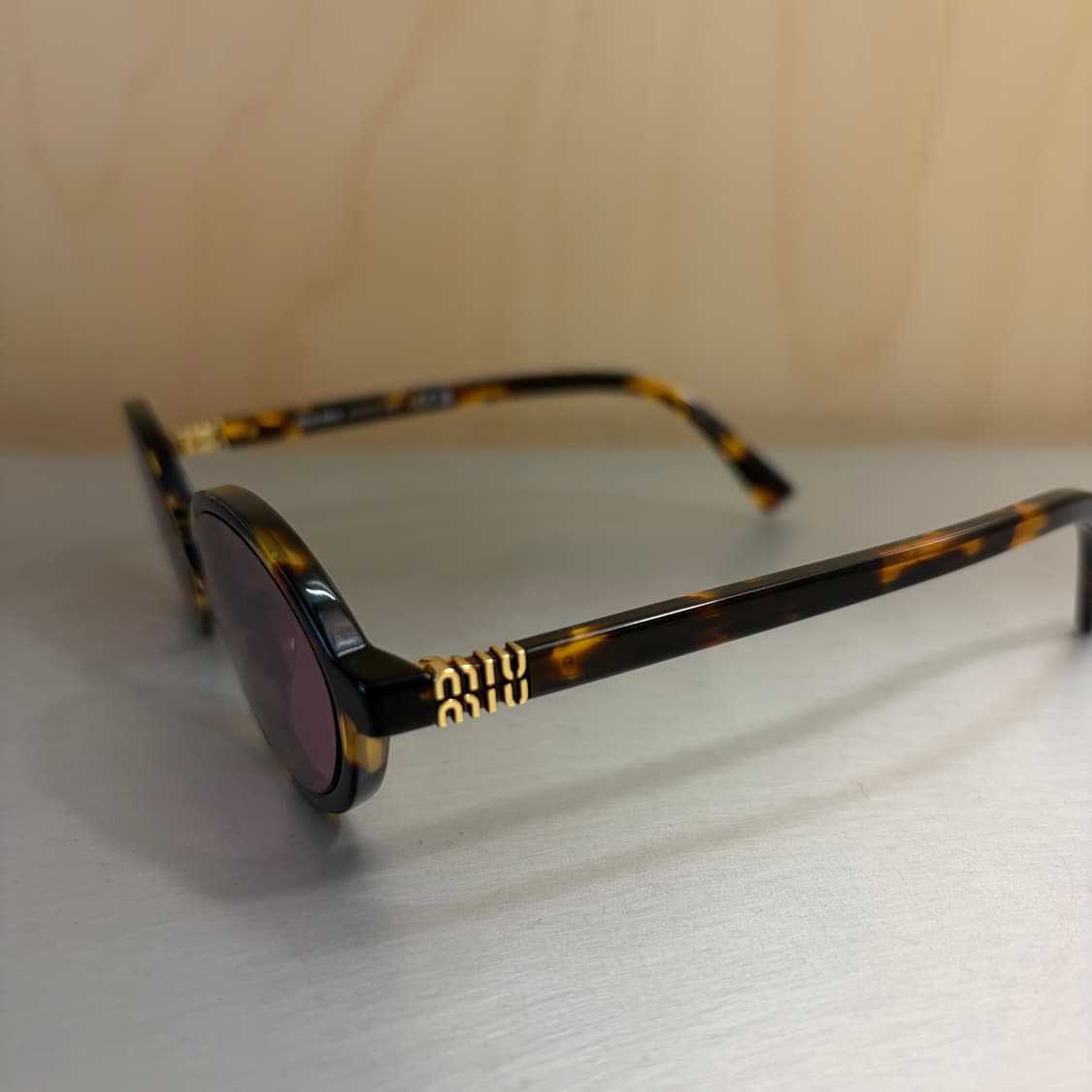 미우미우 SMU 04Z 로고 선글라스 상품이미지2