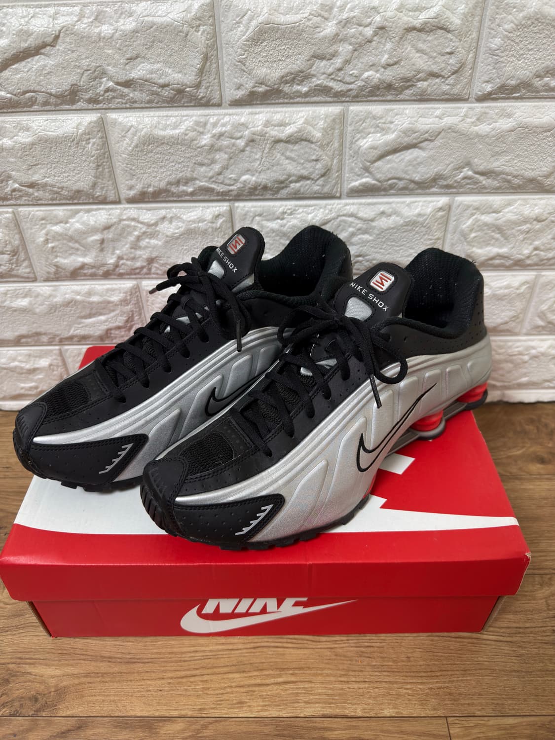 나이키 샥스 R4 메탈릭 실버 레드 상품이미지2
