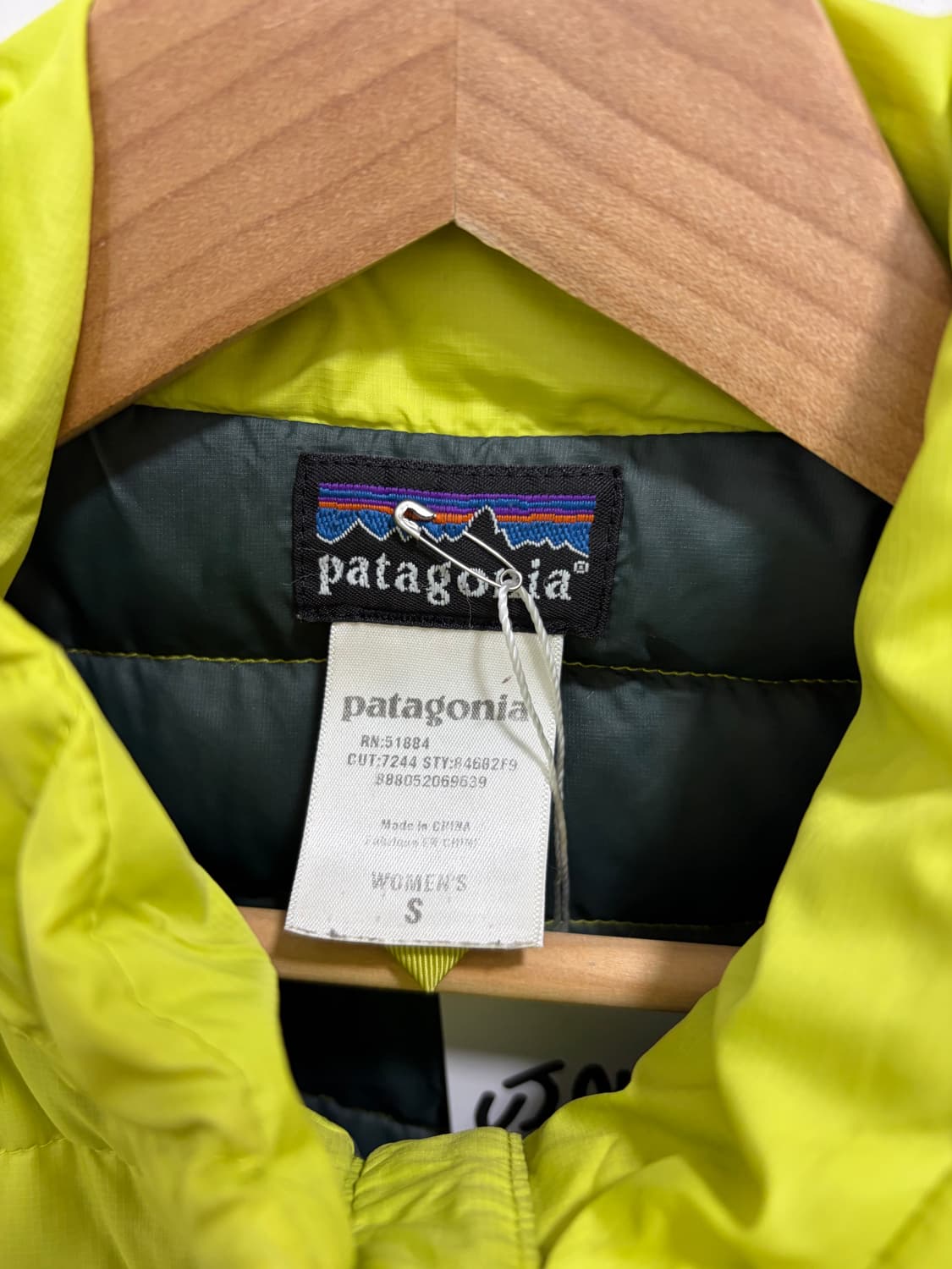 파타고니아 라임색 경량패딩 상품이미지8