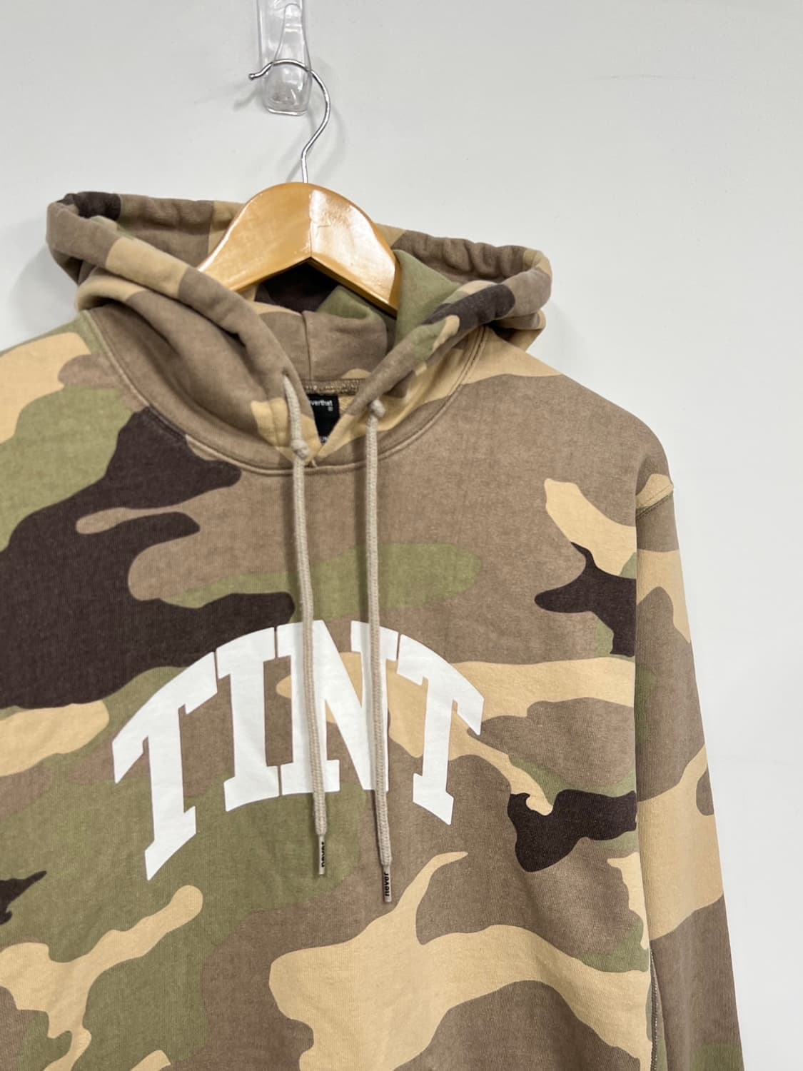 디스이즈네버댓 TINT 스펠링 로고 카모 플라쥬 풀오버 후드티 상품이미지2