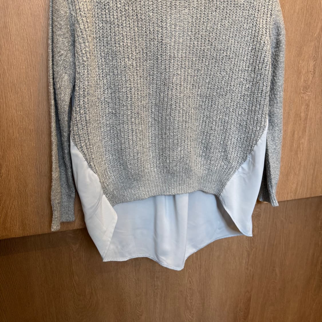 하레 라운드넥 긴팔 니트 백 쉬폰 배색 디테일 루즈핏 그레이 상품이미지4