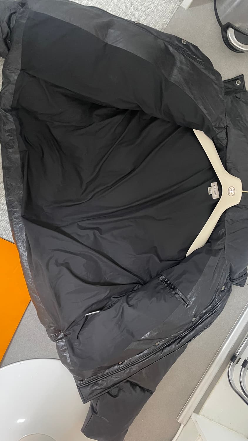 시엔느 레더 심볼 패딩 블랙 상태좋음 옷걸이 커버  상품이미지10