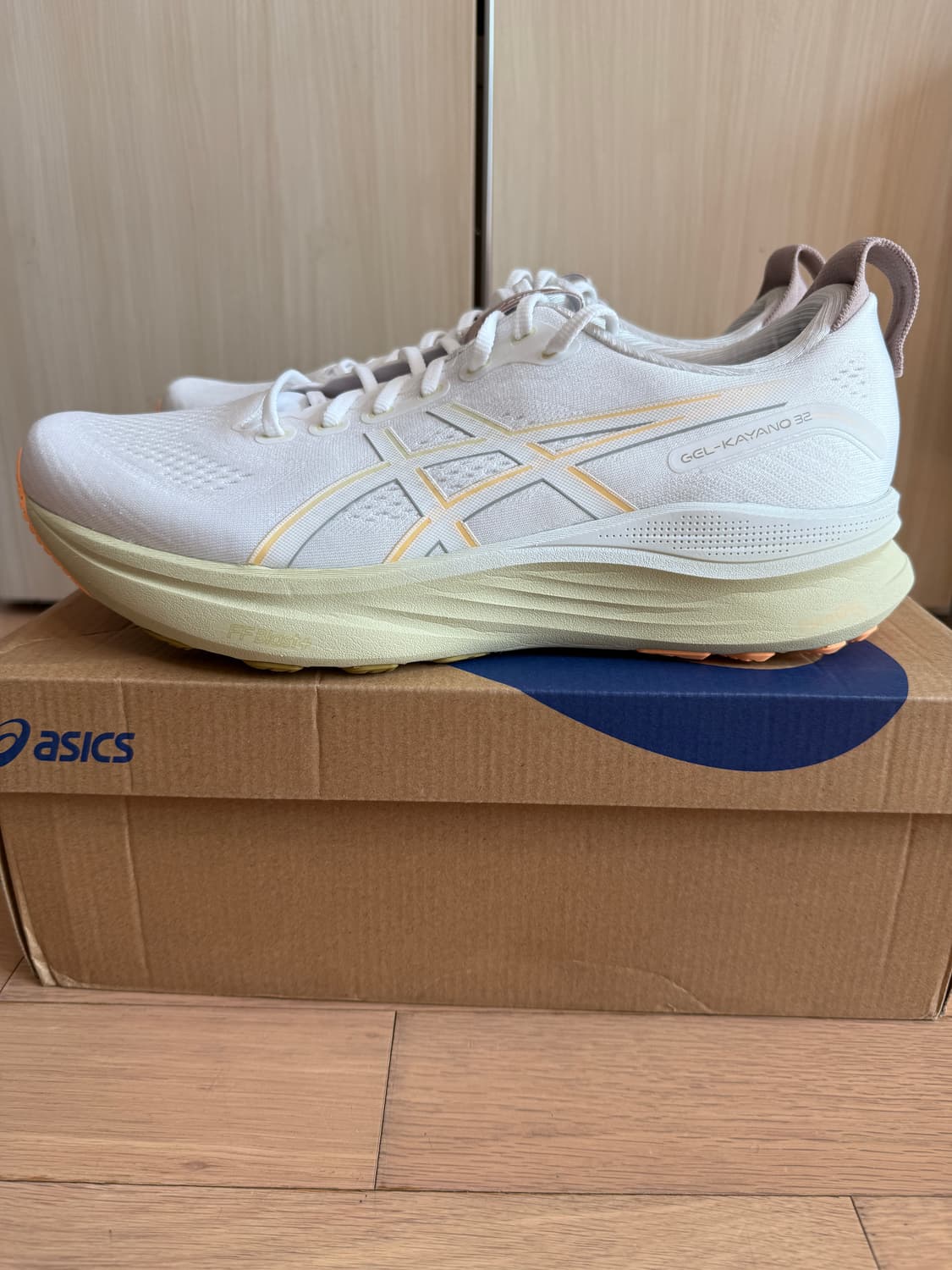 [300] 아식스 젤 카야노 32 4E 화이트 오렌지 글로우 상품이미지4