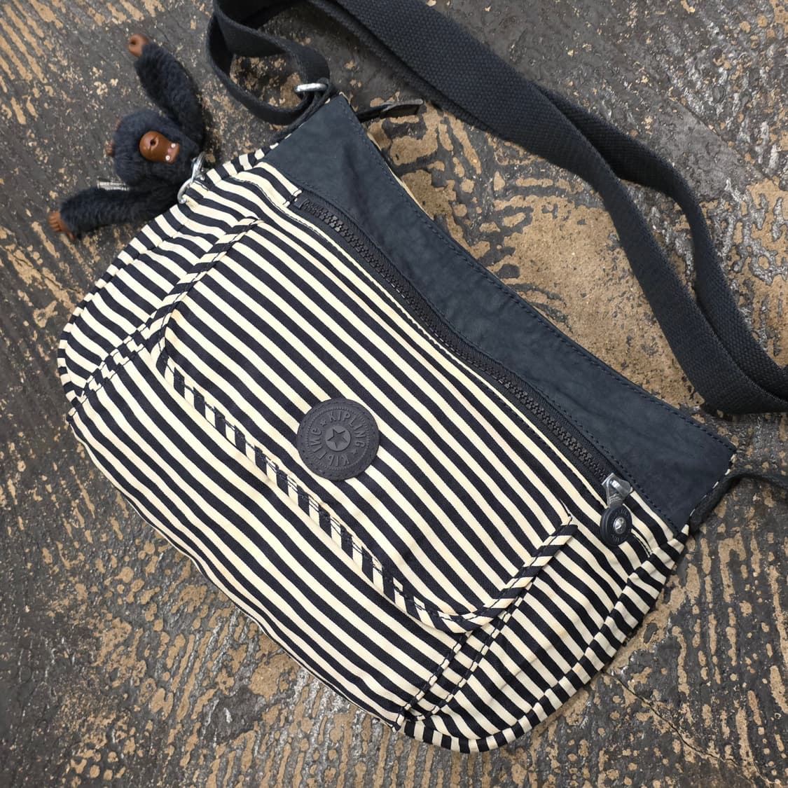 키플링 스트라이프 크로스백 상품이미지3