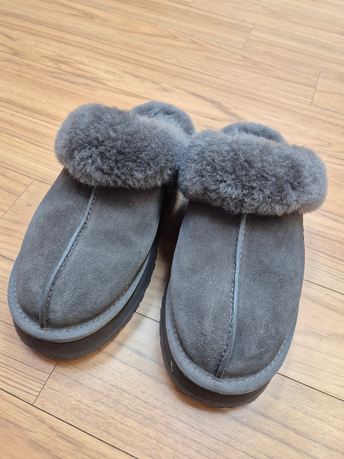 UGG 어그 슬리퍼 260사이즈 판매합니다. 털이 복슬복슬해서 겨울에 따 상품이미지1