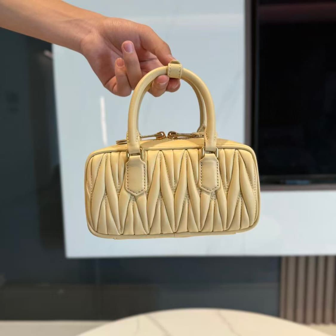 미우 미우 아르카디 마테라쎄 나파 레더 미니백1 상품이미지2