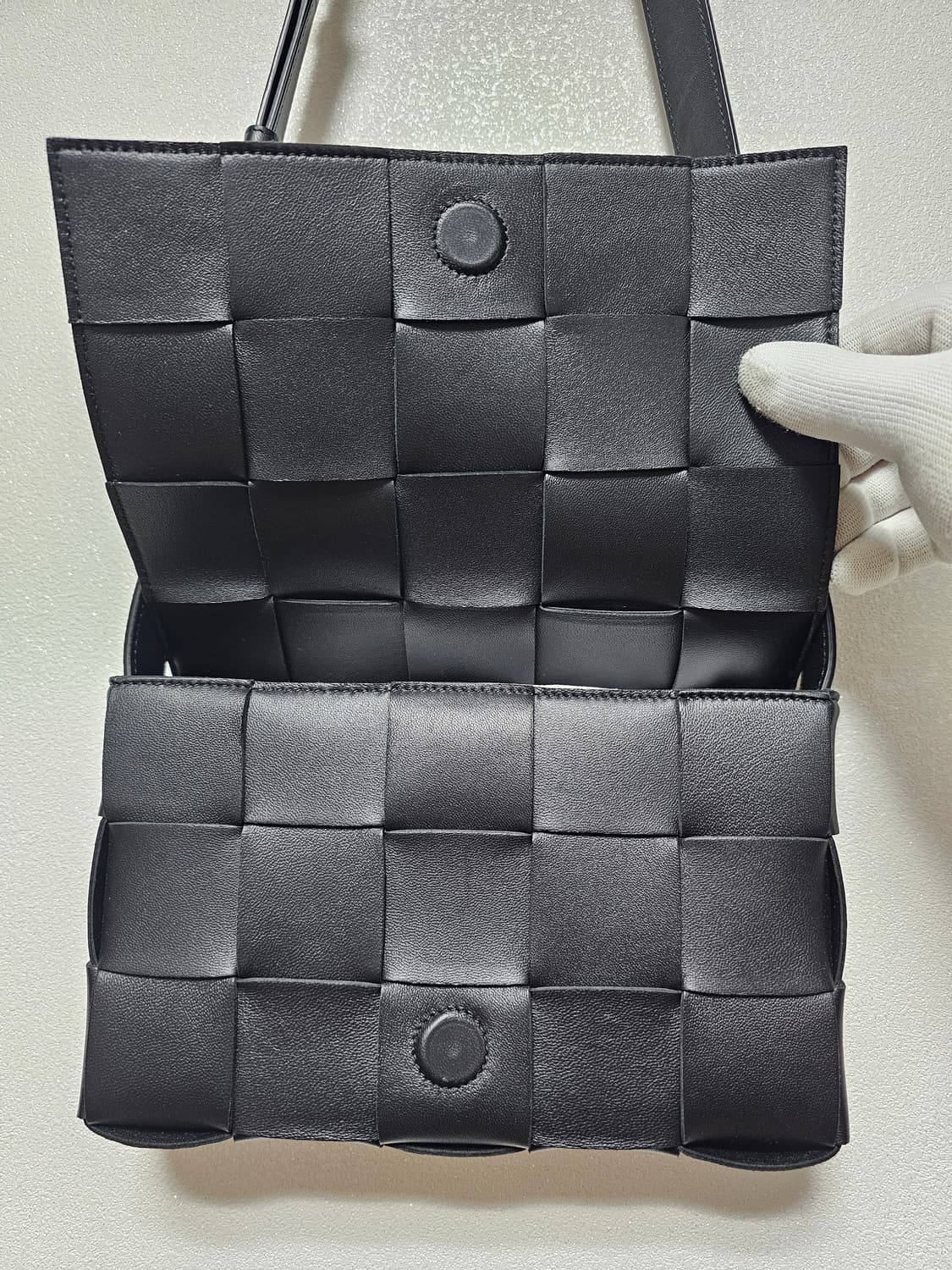 보테가 베네타 램스킨 레더 카세트백 블랙 상품이미지5