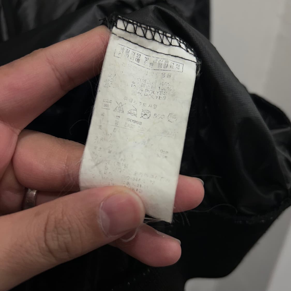 리복 클래식 브이넥 글로시 나일론 맨투맨 상품이미지4