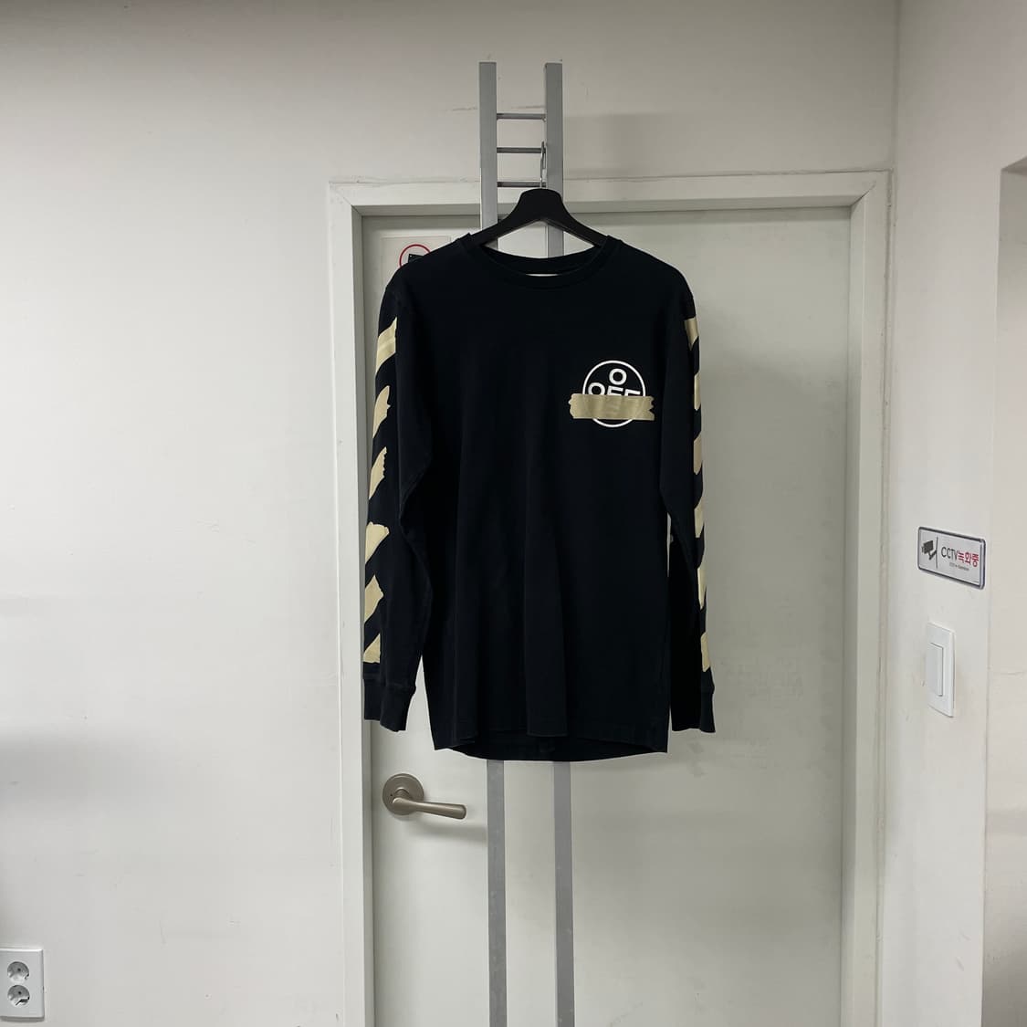오프화이트 긴팔 티셔츠 M 상품이미지1