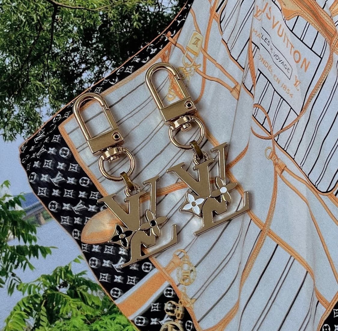 루이비통 모노 플라워 키링 상품이미지3