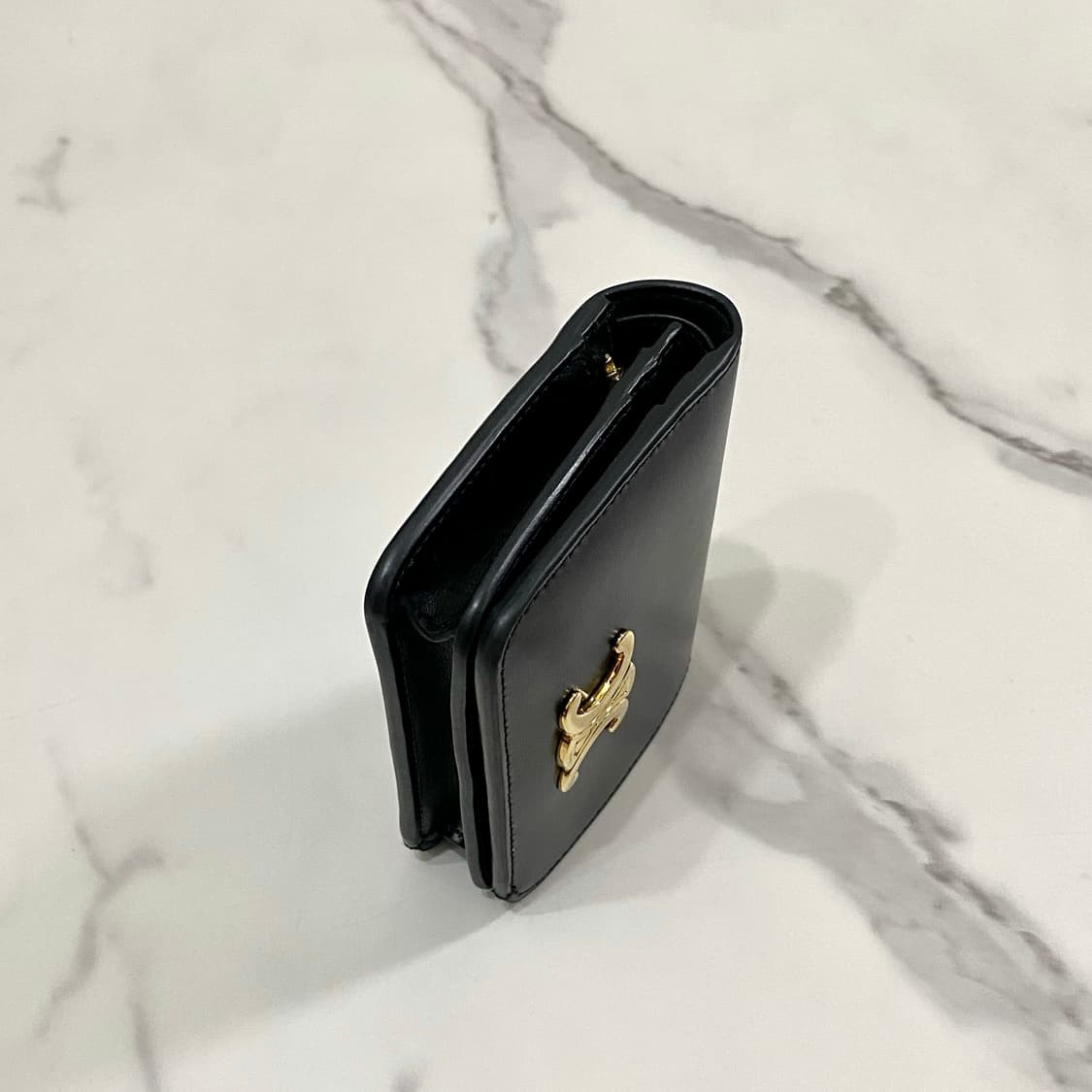 셀린느 트리옹프 카프스킨 컴팩트 월렛 여성 반지갑 블랙 상품이미지4