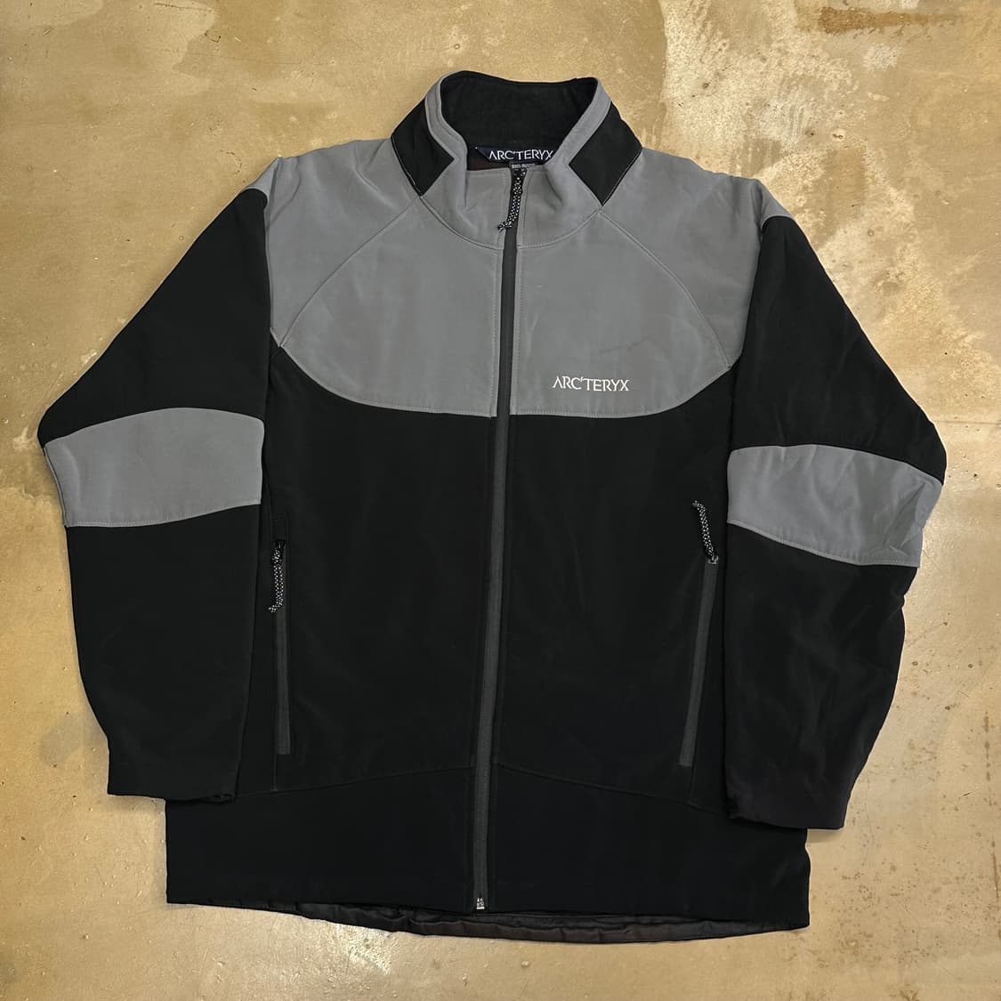 L 아크테릭스 그레이 블랙 배색 감마 플리스 상품이미지2