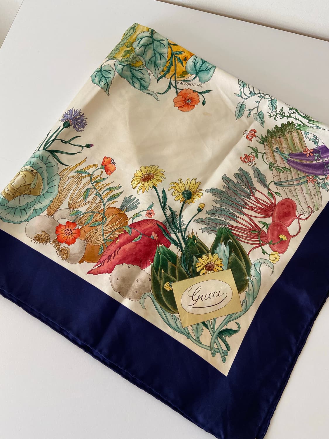 구찌 플라워 프린트 실크 스카프 네이비 상품이미지2