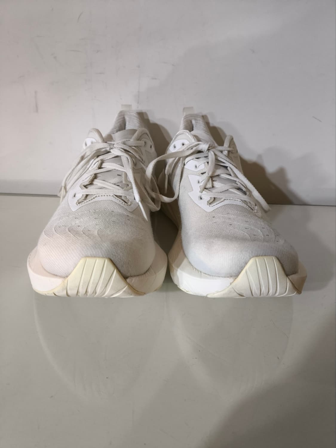 290mm 아식스 노바블라스트4 화이트 런닝화  상품이미지3