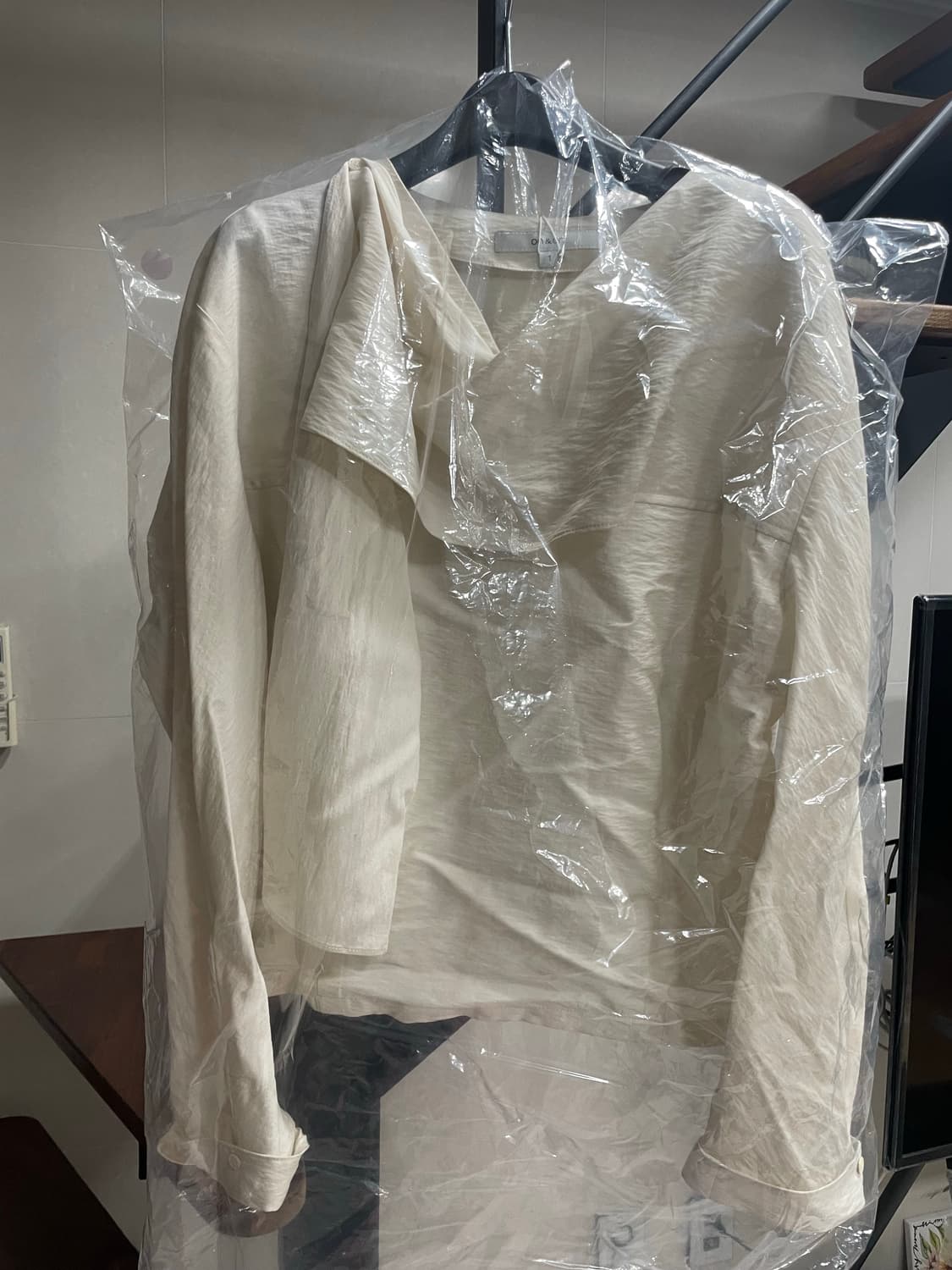 온앤온 드레이프 블라우스 크림s사이즈 상품이미지4