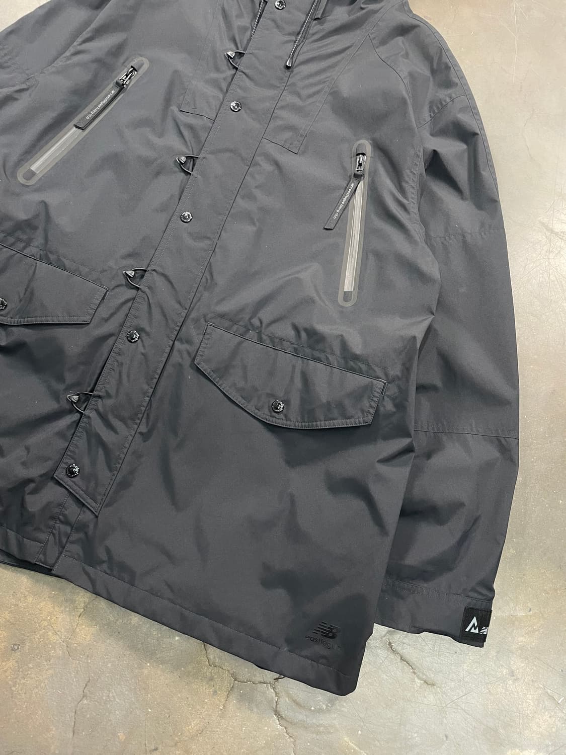 뉴발란스 X 이스트로스 고어택스 바람막이 상품이미지3