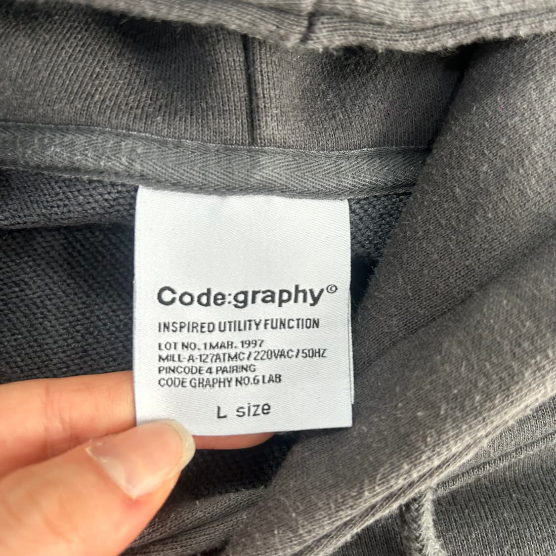 Code graphy 코드그라피 로고 프린팅 차콜 후드티  상품이미지5