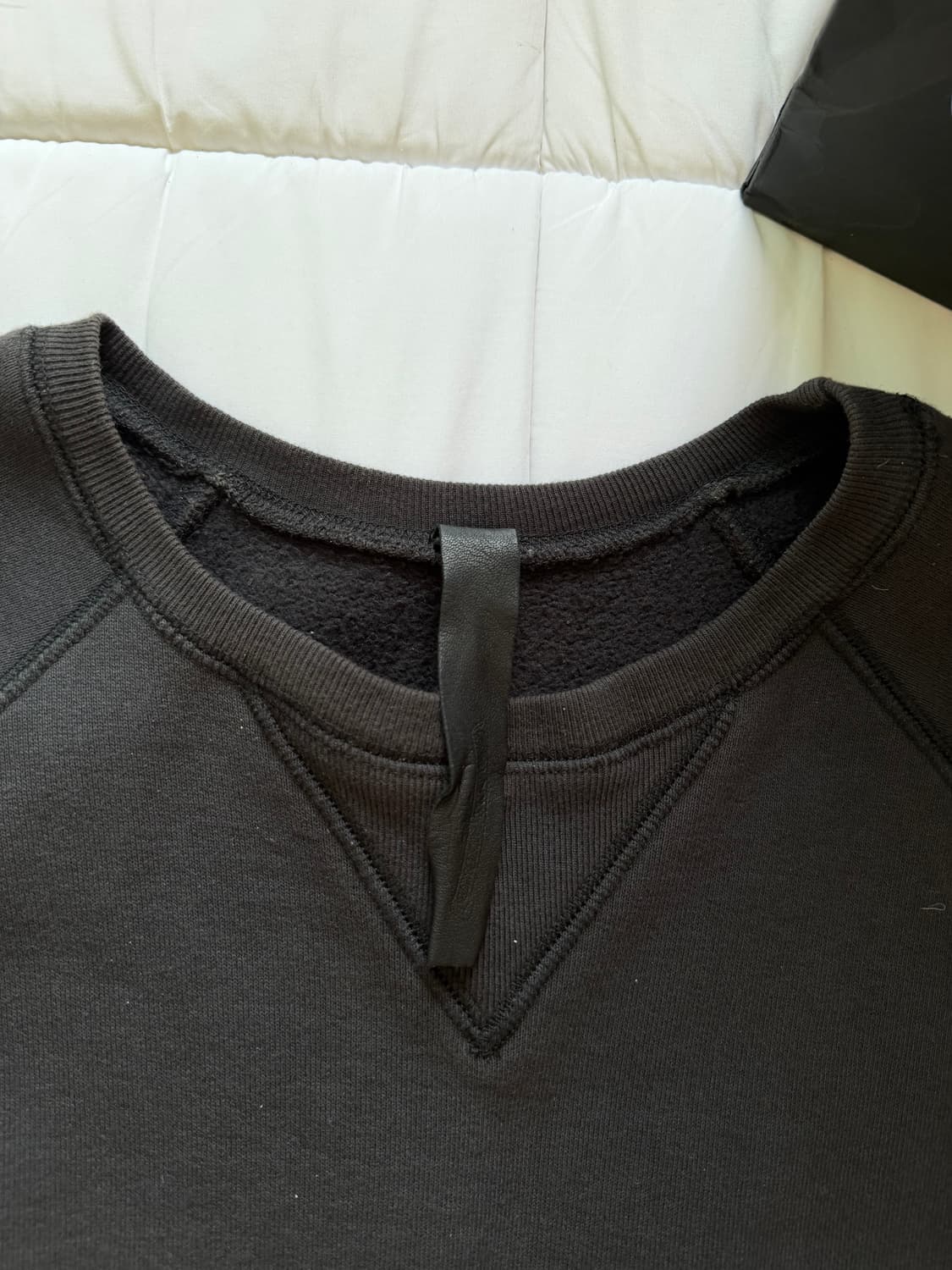 [XL] 크롬하츠 레더 패치 맨투맨 블랙 상품이미지7