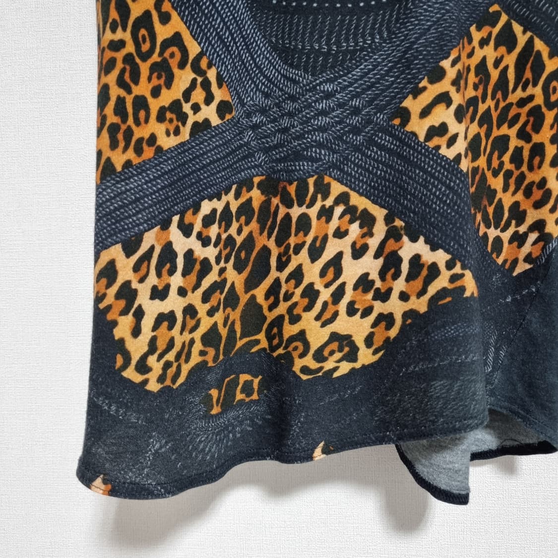 발망 슬리브리스 티 레오파드 프린팅 금장버튼 탑 (55/표기36) 상태굿 상품이미지3