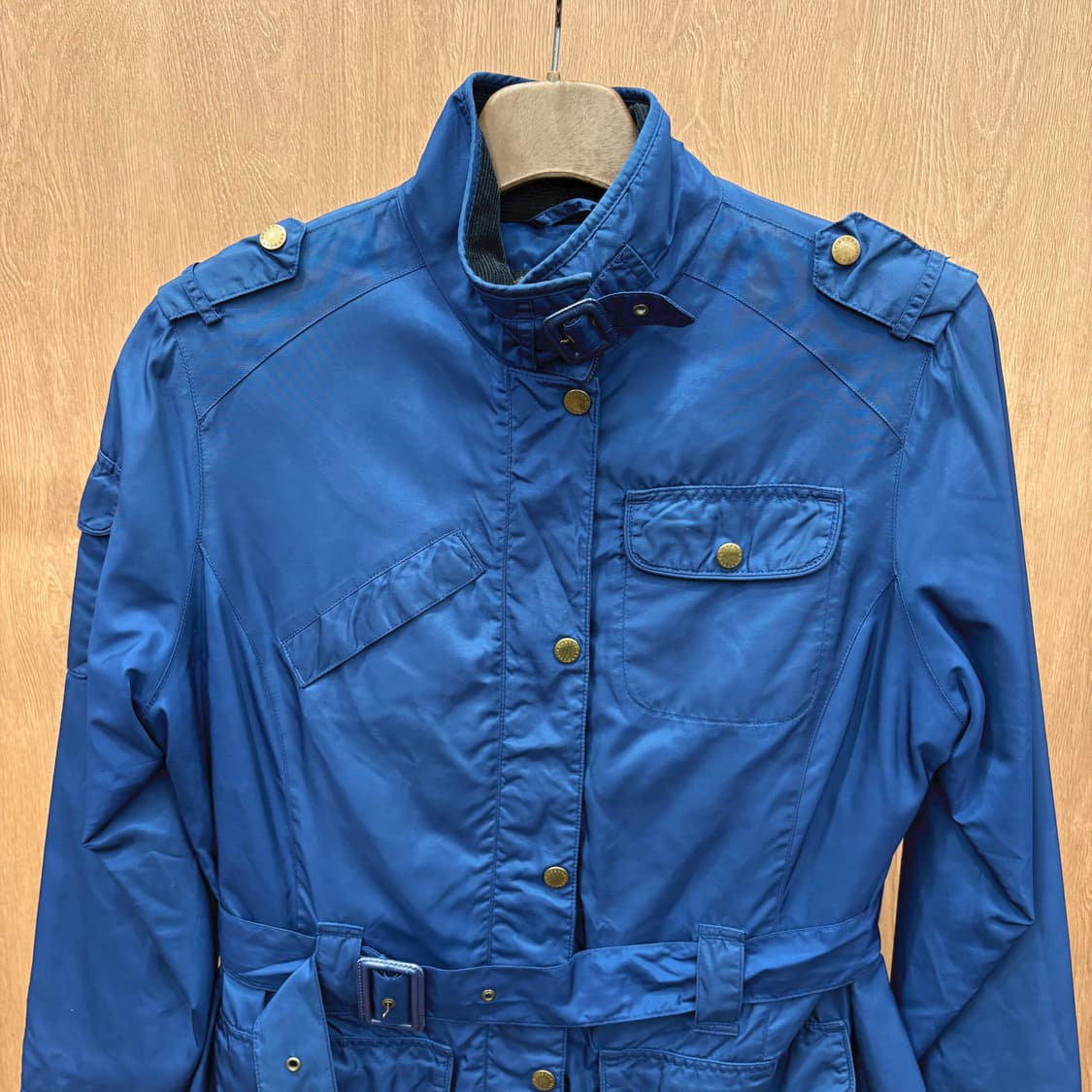 바버 야상 자켓 견장 멀티 포켓 로고 자수 벨트 디테일 레귤러핏 블루 상품이미지4