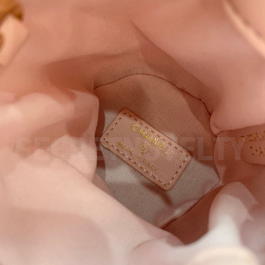 샤넬뷰티 미니 버킷백 진주체인  크로스백 핑크 드로스트링 백  상품이미지4