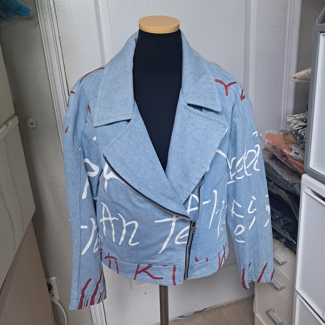 Juicy Judy 쥬시쥬디 그래피티 데님 자켓 XS(44~55) 상품이미지2