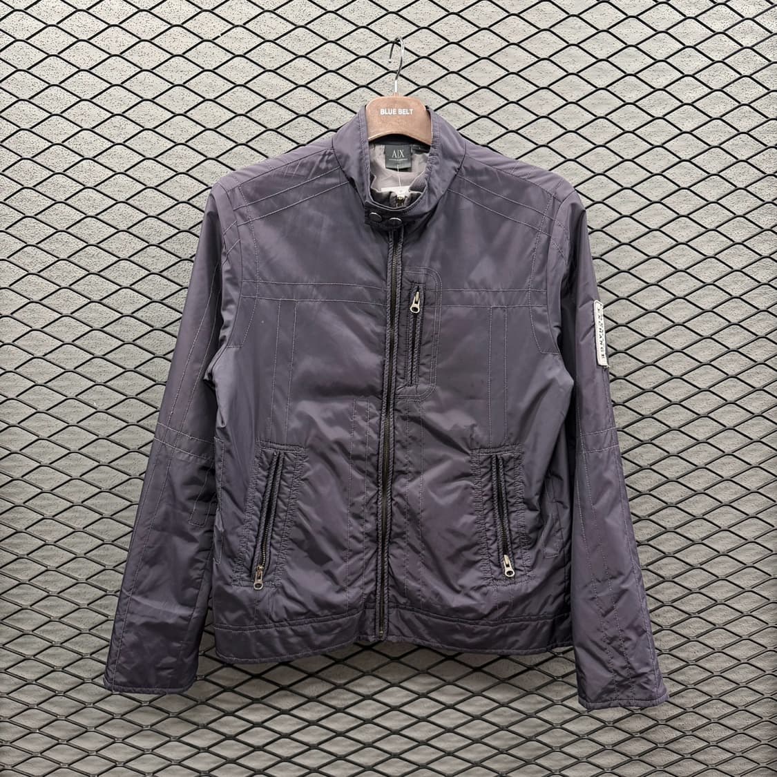 아르마니 익스체인지 가먼트다잉 유틸리티 자켓 버티컬 스티치 암패치 디테일 상품이미지2