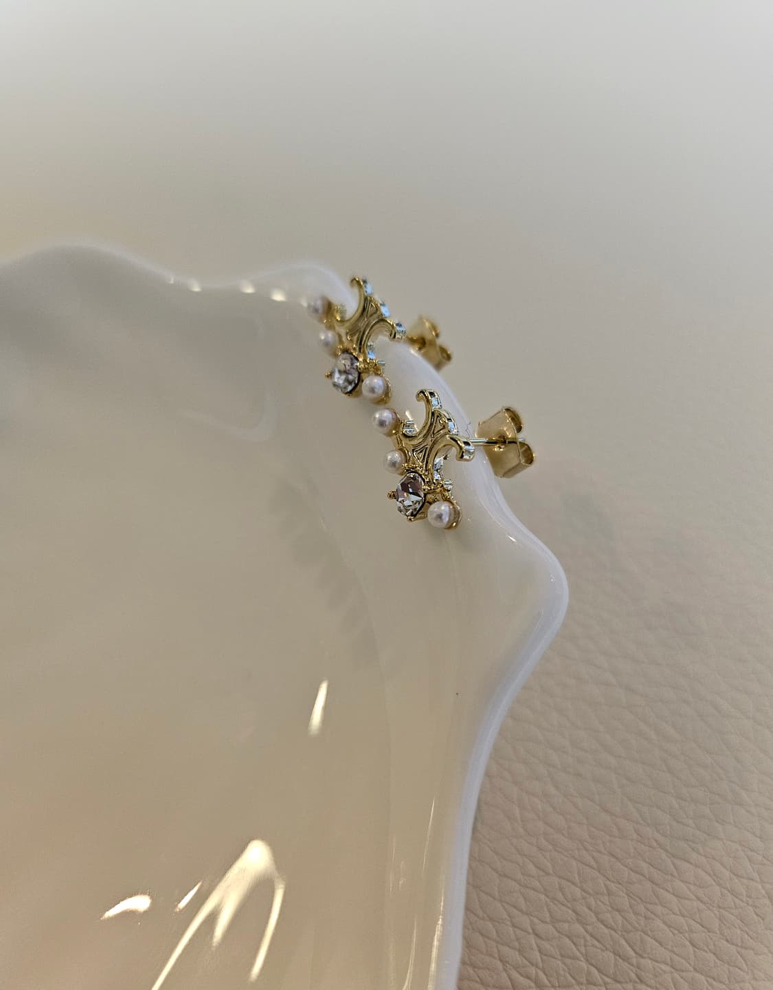 셀린느 업사이클링 트리옹프 큐빅 진주 골드 귀걸이 상품이미지2