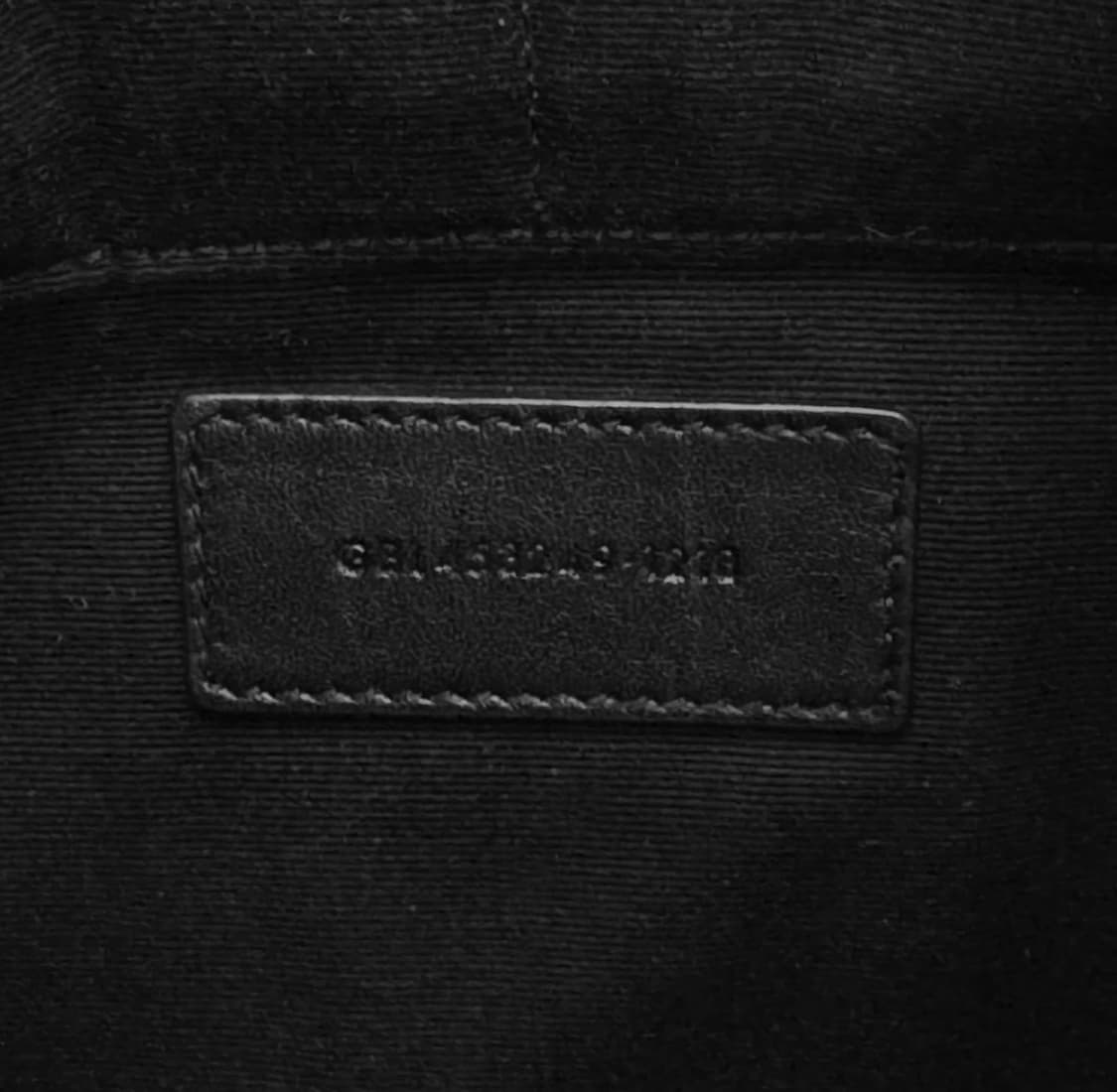 [OS] 생로랑 모노그램 레더 태블릿 홀더 파우치 클러치백 은장 블랙 상품이미지9