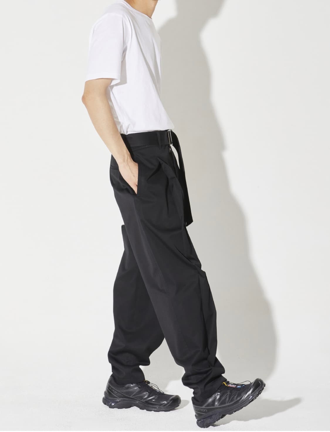 로코베이직 PO14 블랙 테이퍼드 팬츠 입니다. 상품이미지5