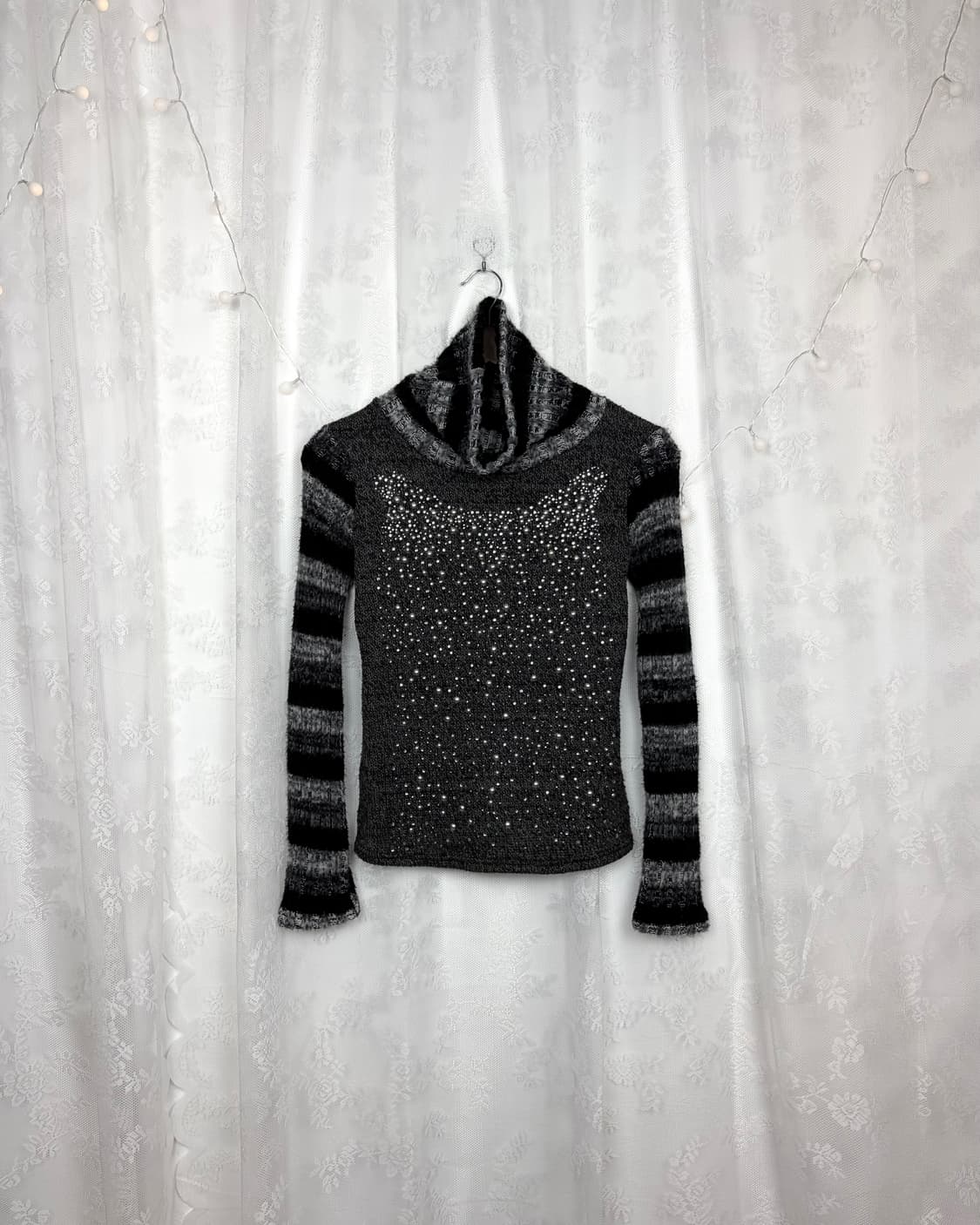 Beaded stripe turtleneck knit top 상품이미지1