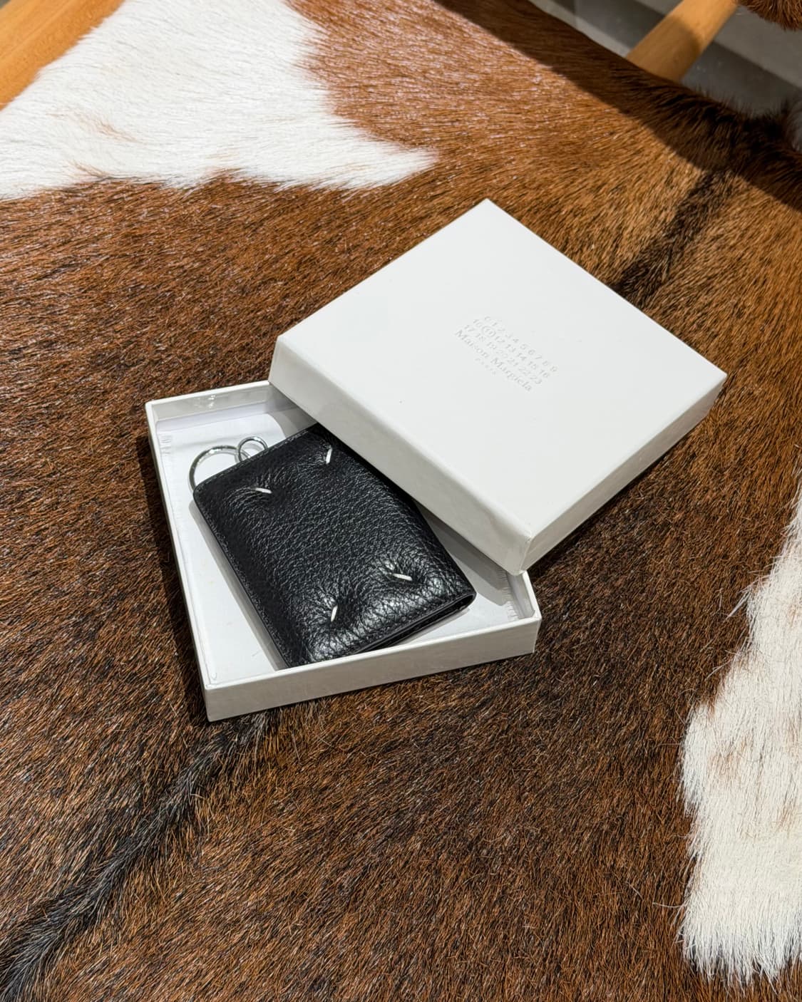 메종마르지엘라 블랙 포 스티치 그레이니 엠보싱 가죽 키링 카드 홀더 상품이미지1