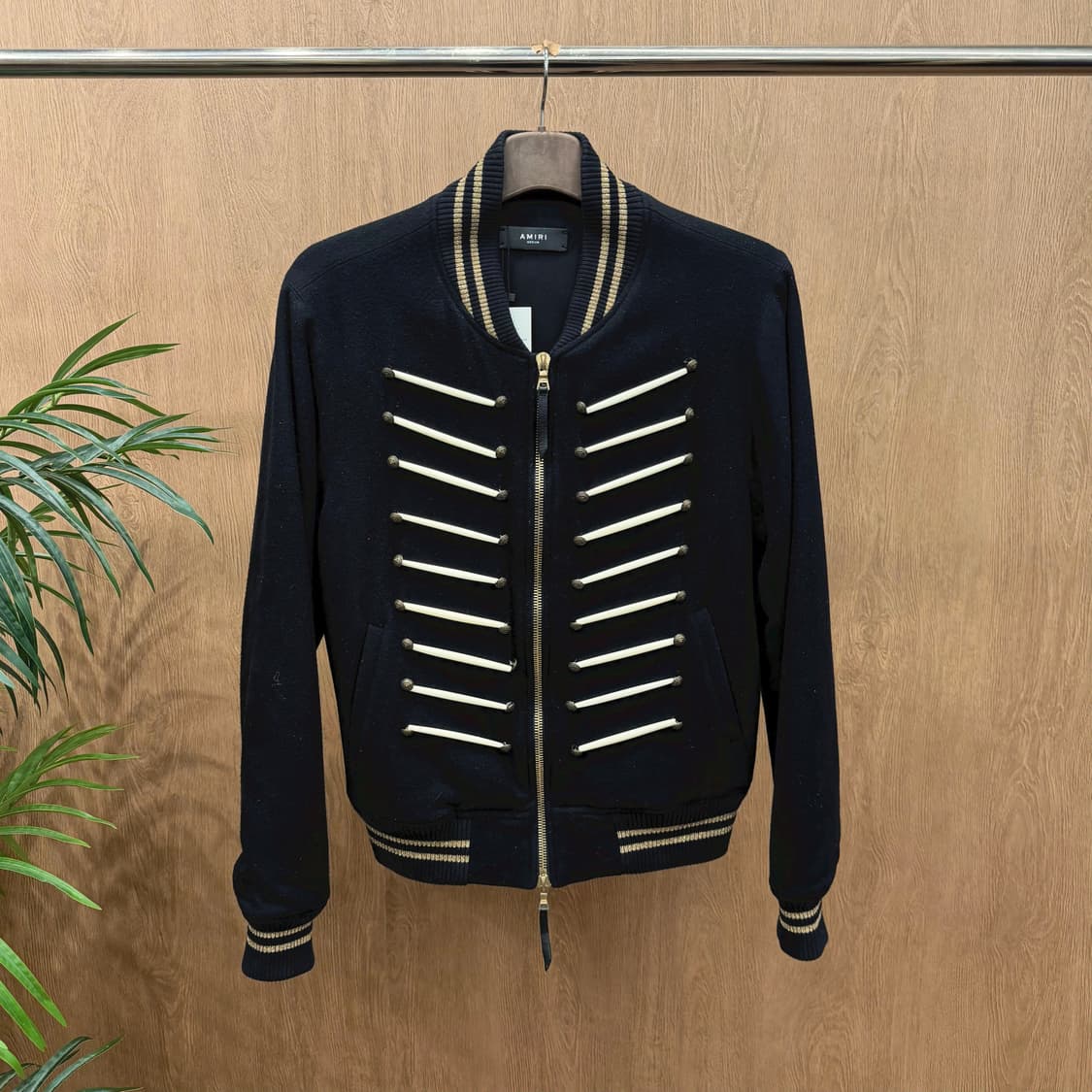 아미리 나폴레옹 자켓 브레이드 바 장식 백 레더 레터링 디테일 블랙 상품이미지1