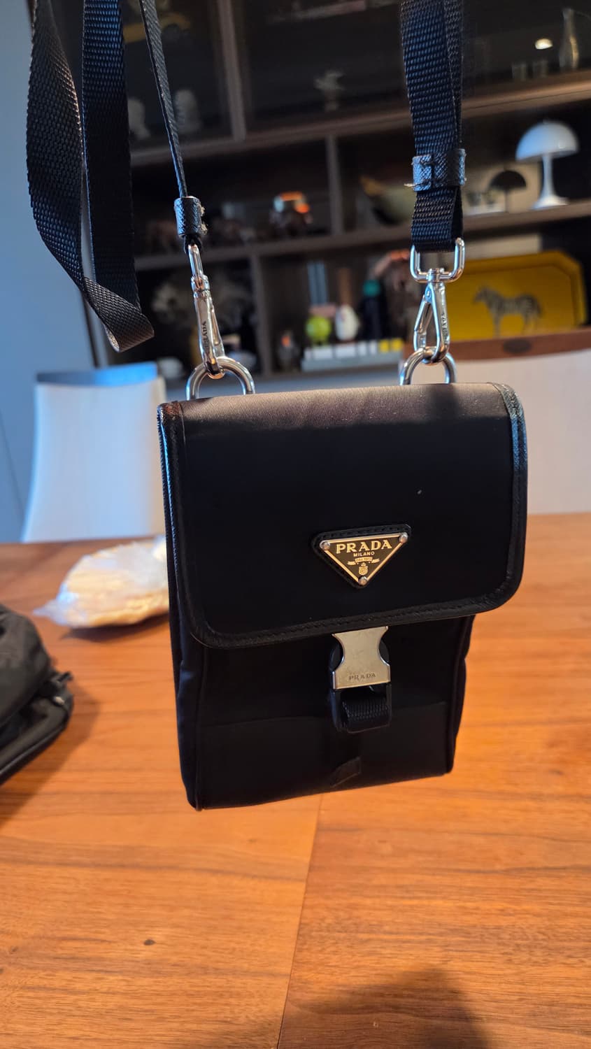 프라다 핸드폰백 팝니다 상품이미지1