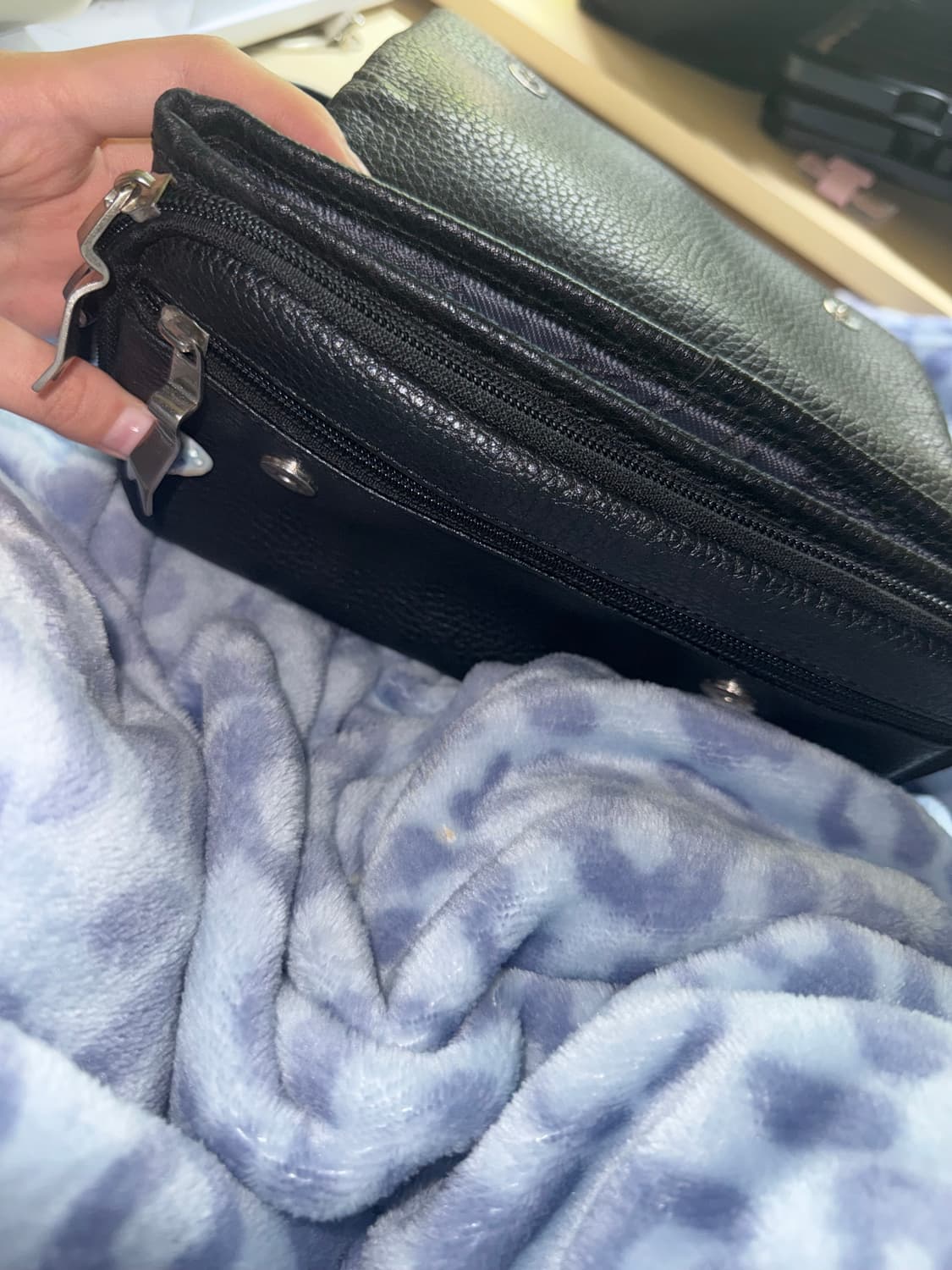 비비안웨스트우드 빈티지 은장 로고 크로스백 가방 블랙 상품이미지4