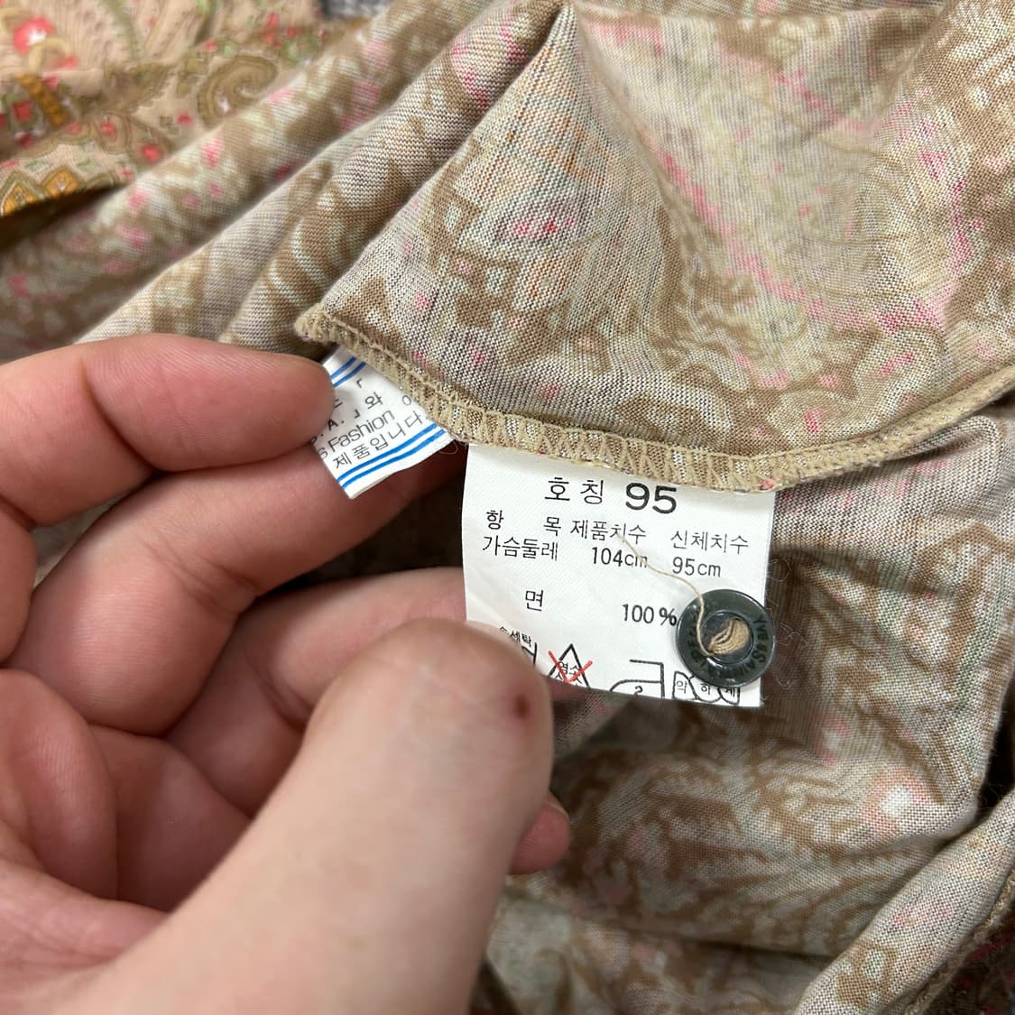 입생로랑 페이즐리 쓰리버튼 카라티(95) 상품이미지3