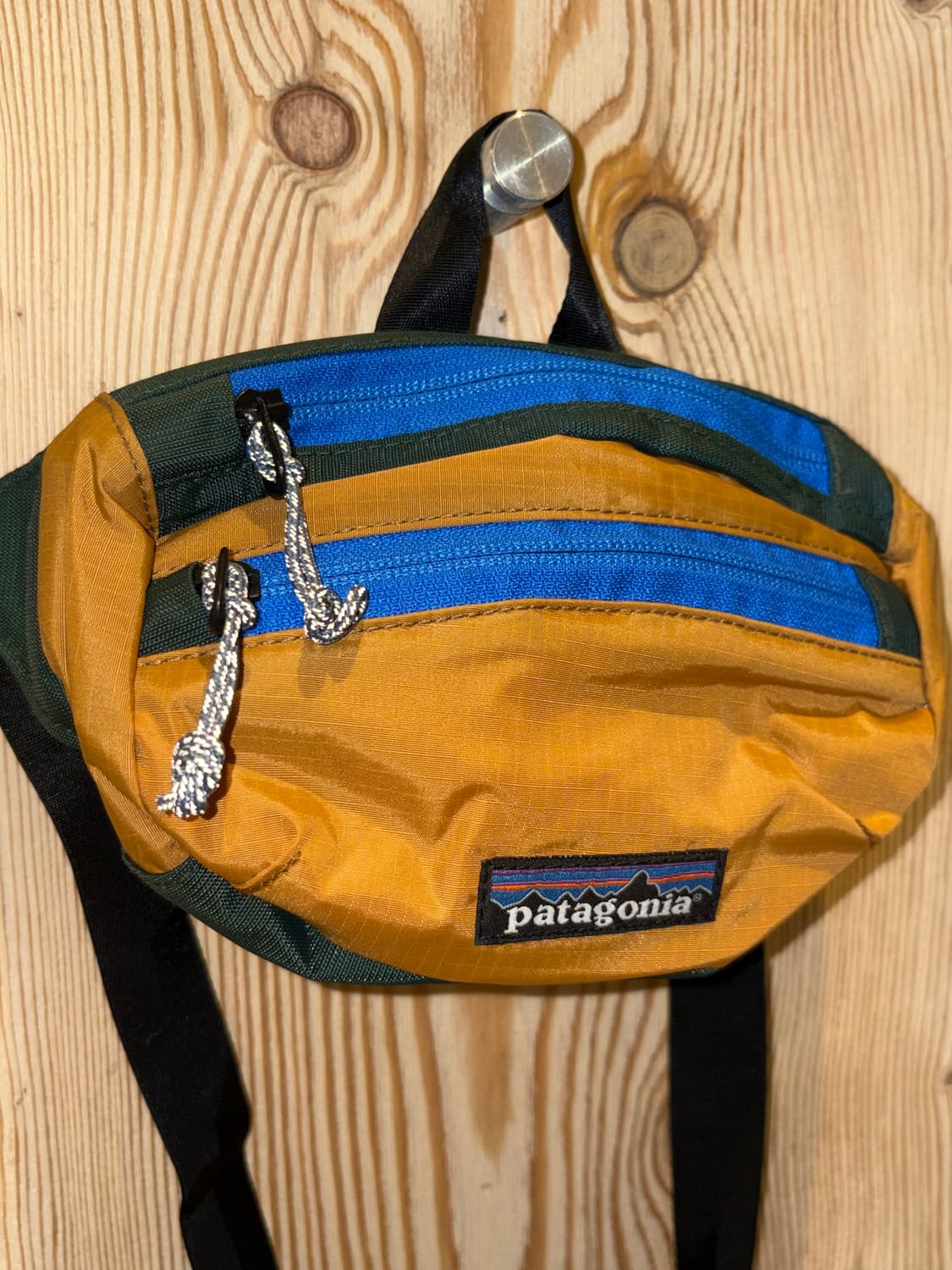 파타고니아 울트라라이트 블랙홀 미니 힙색 상품이미지1