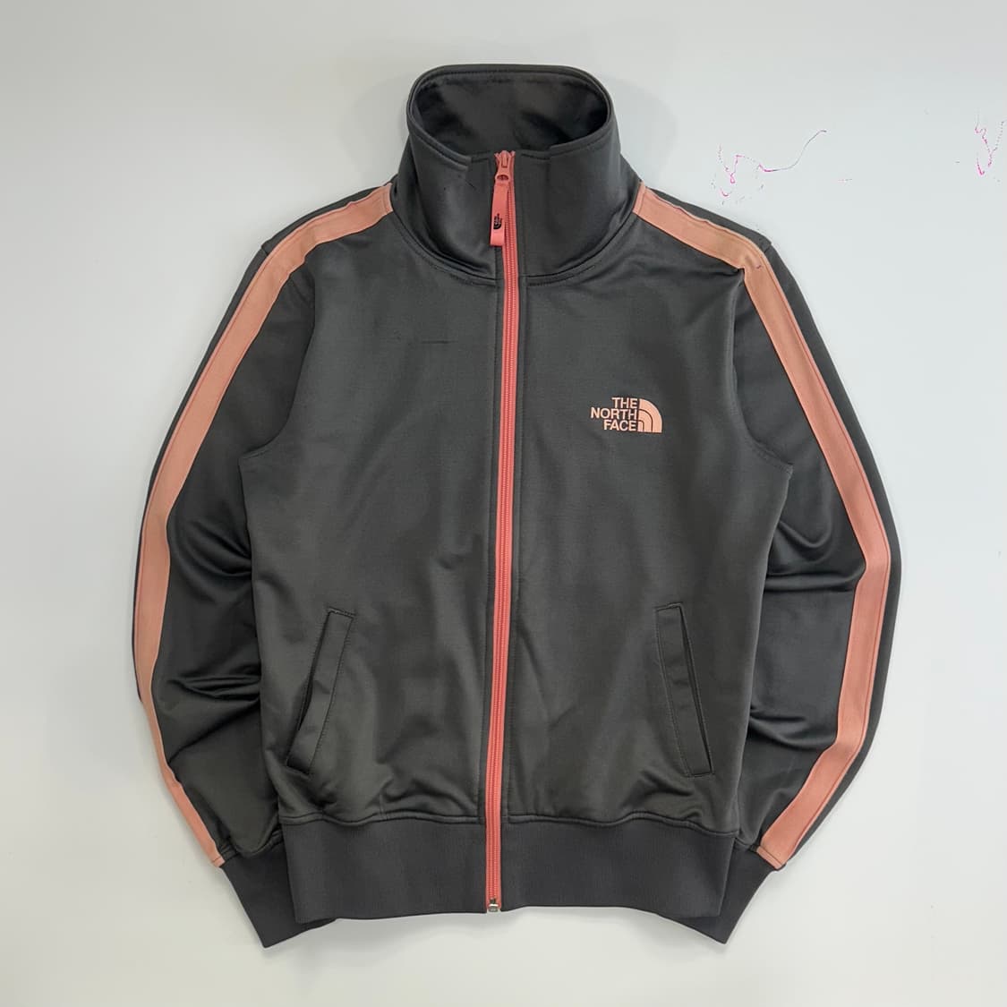 The north face 노스페이스 그레이 핑크 백로고 져지 상품이미지3