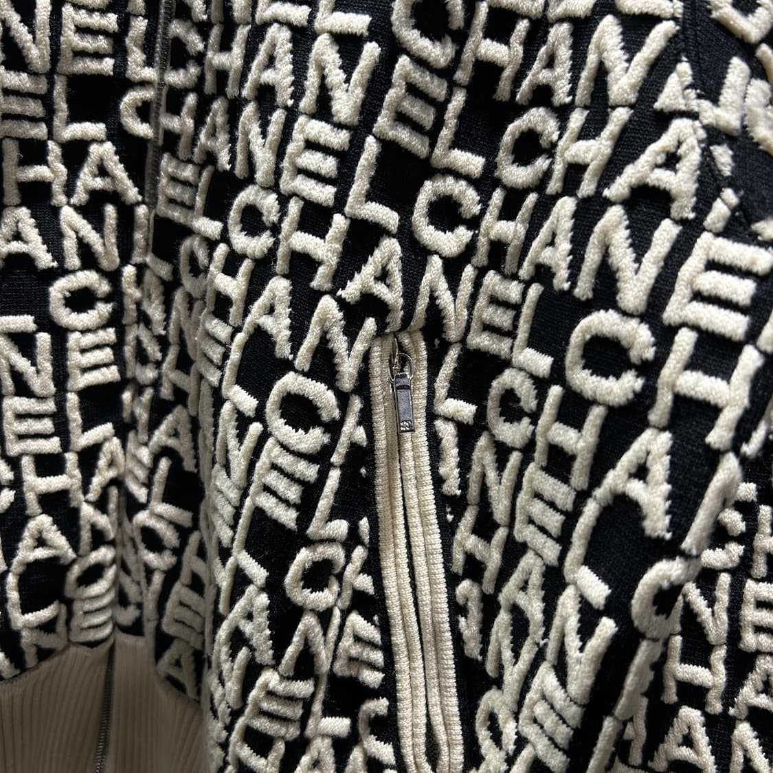 샤넬 레터링 자카드 니트집업 상품이미지4