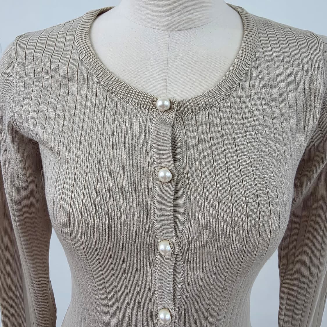 Cluel 진주 버튼 슬림 골지 니트 가디건 상품이미지4