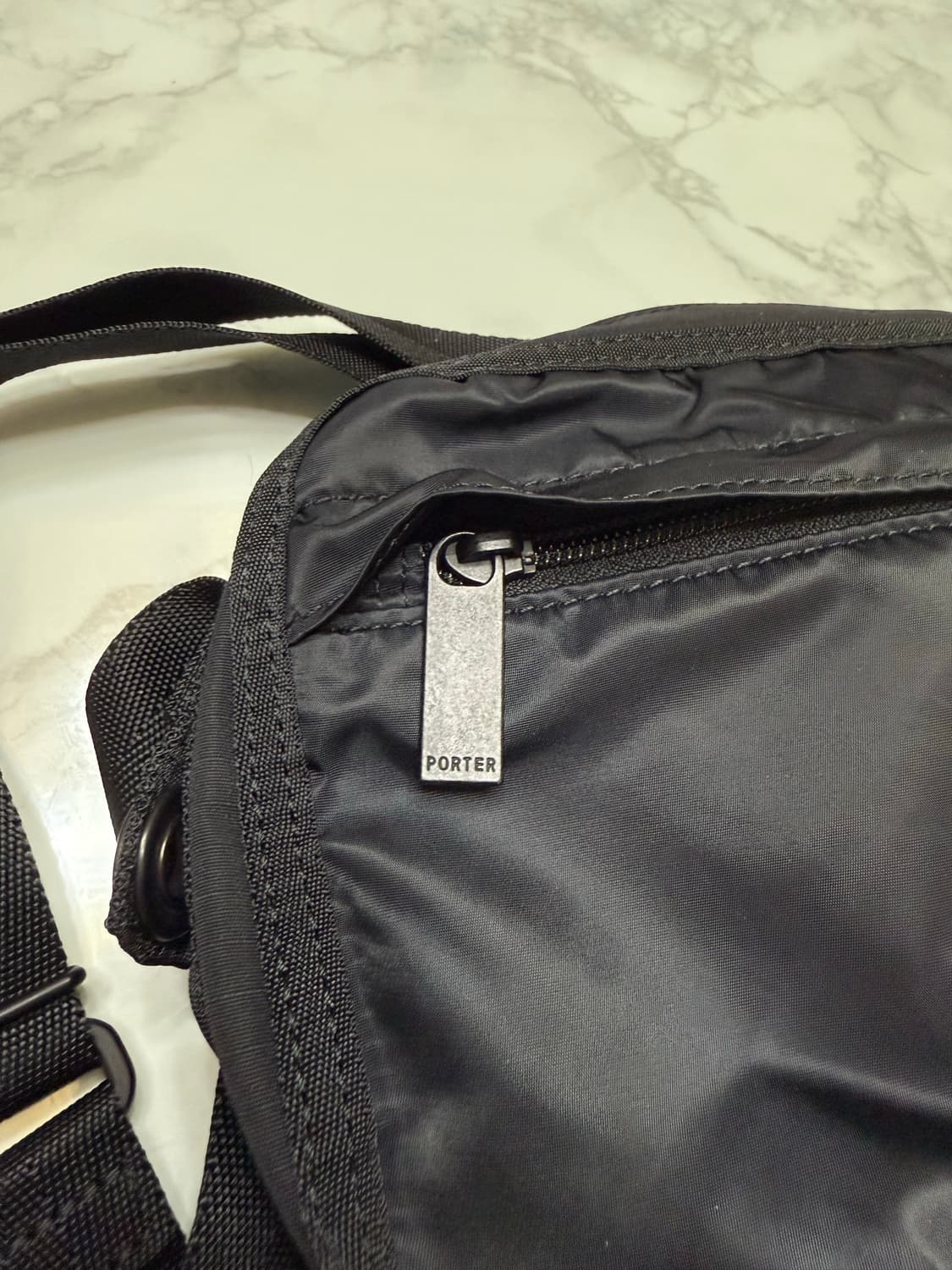 포터 프레임 숄더백 블랙 상품이미지4