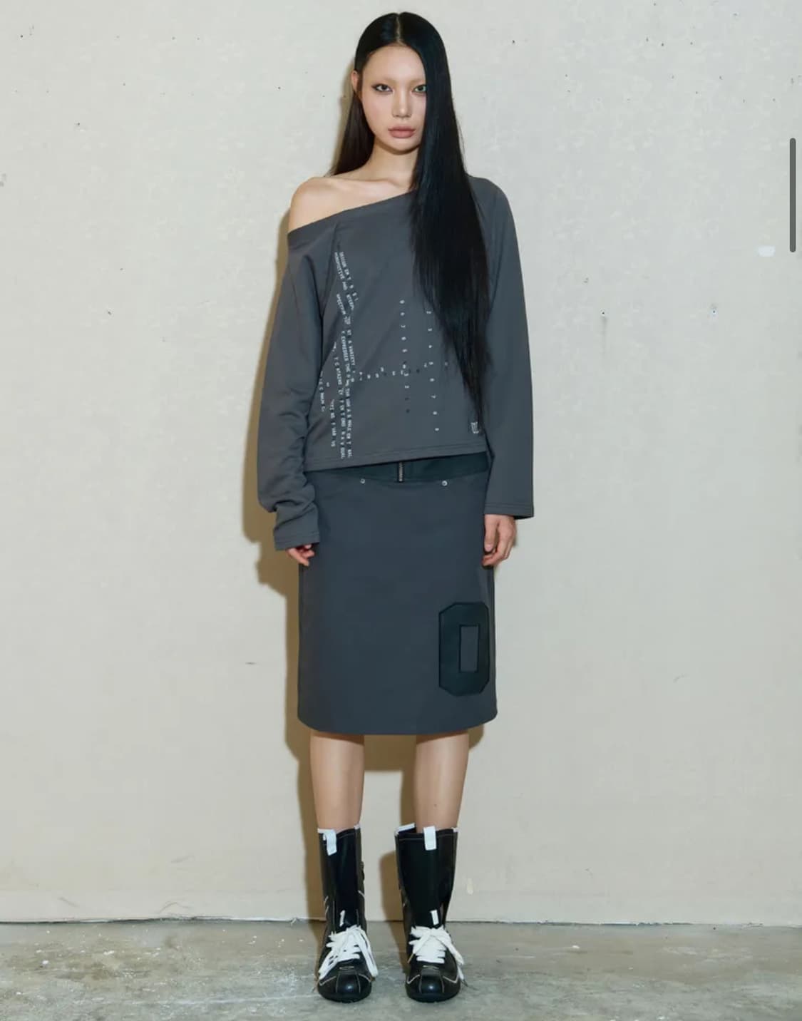 0104 CODE PRINTING OFF-SHOULDER 롱 슬리브 상품이미지1