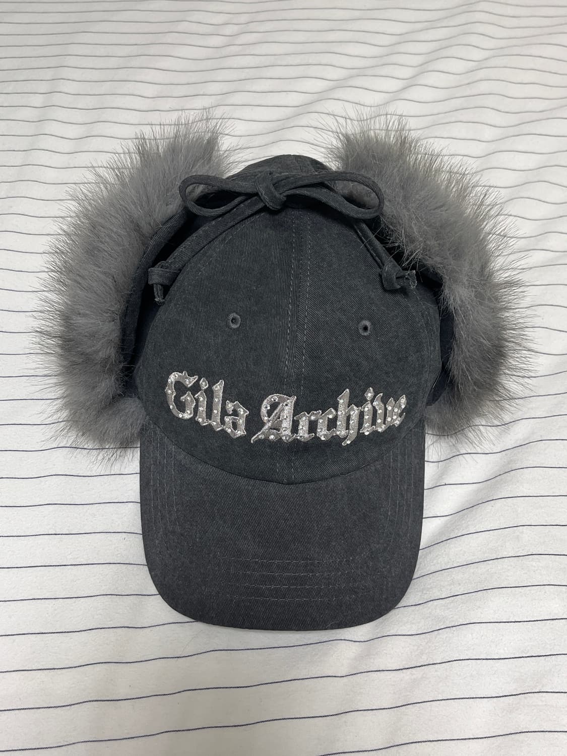 FAUX FUR HOTFIX LOGO EARFLAP CAP_CHARCOA 상품이미지2