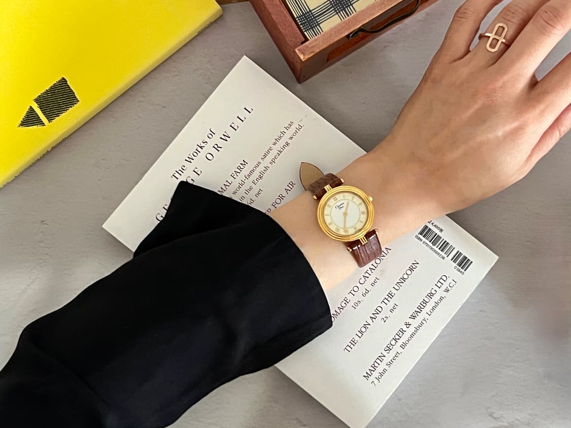 Christian Dior 골드 베젤 라운드 디올 시계 상품이미지9
