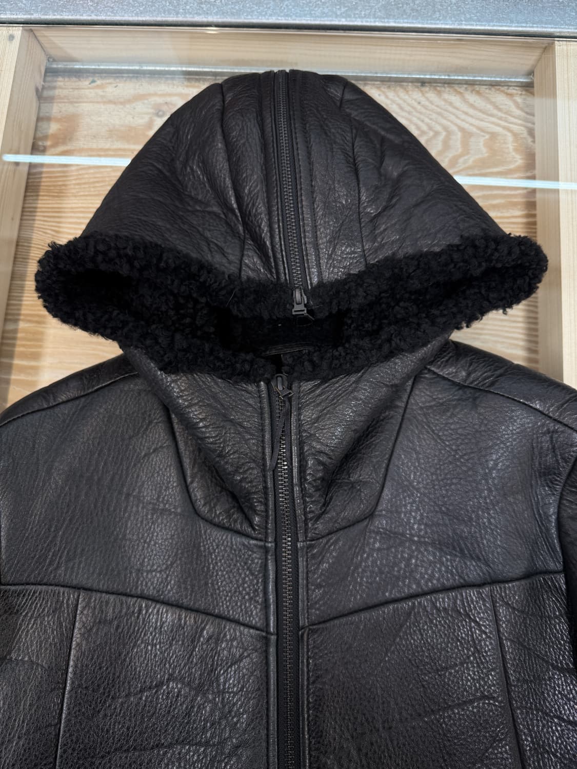 띠어리 10FW 시어링 레더 후드 무스탕 상품이미지7