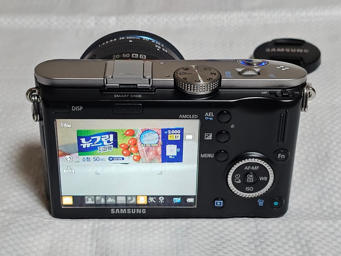 삼성 NX100 미러리스 카메라와 20-50mm 번들 렌즈 상품이미지6