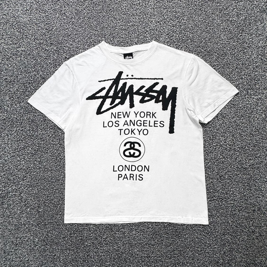 Name : 스투시 월드투어 시그니처로고 화이트 반팔티 :) 상품이미지1