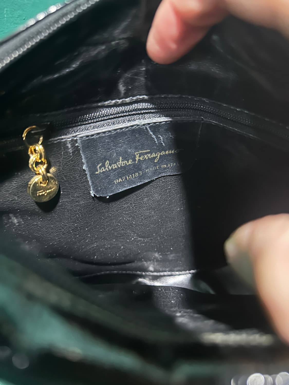 페레가모 에나멜 크로스백 상품이미지8