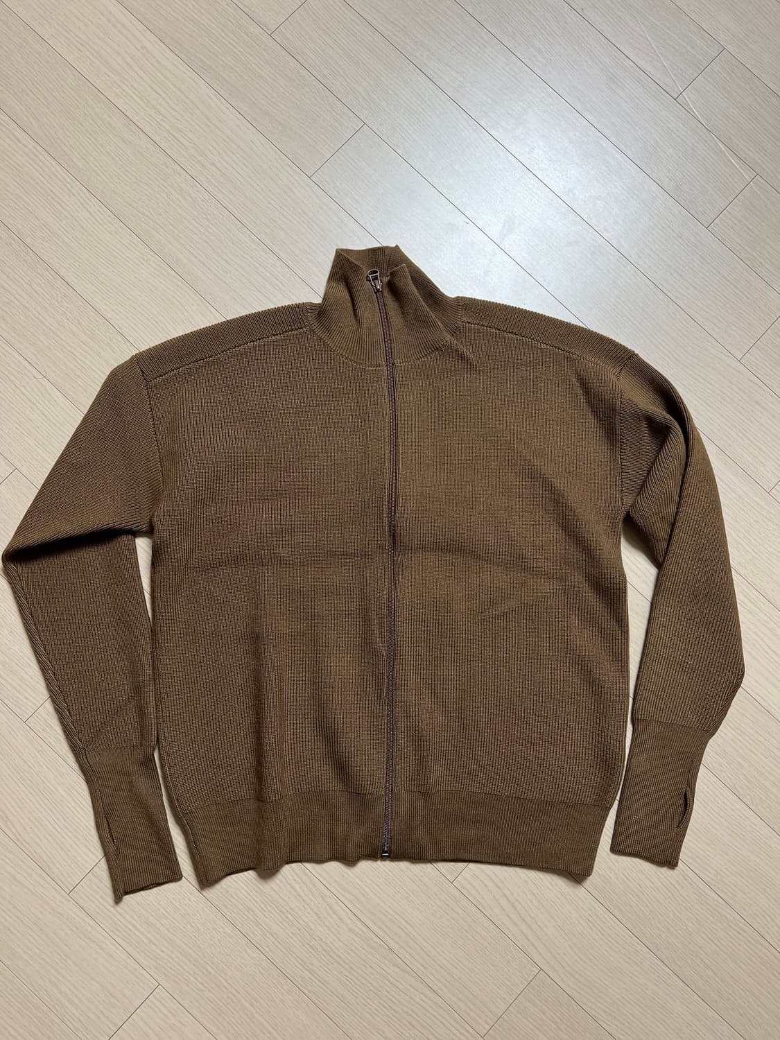 르메르 x 유니클로 하이넥 집업니트 브라운 상품이미지1